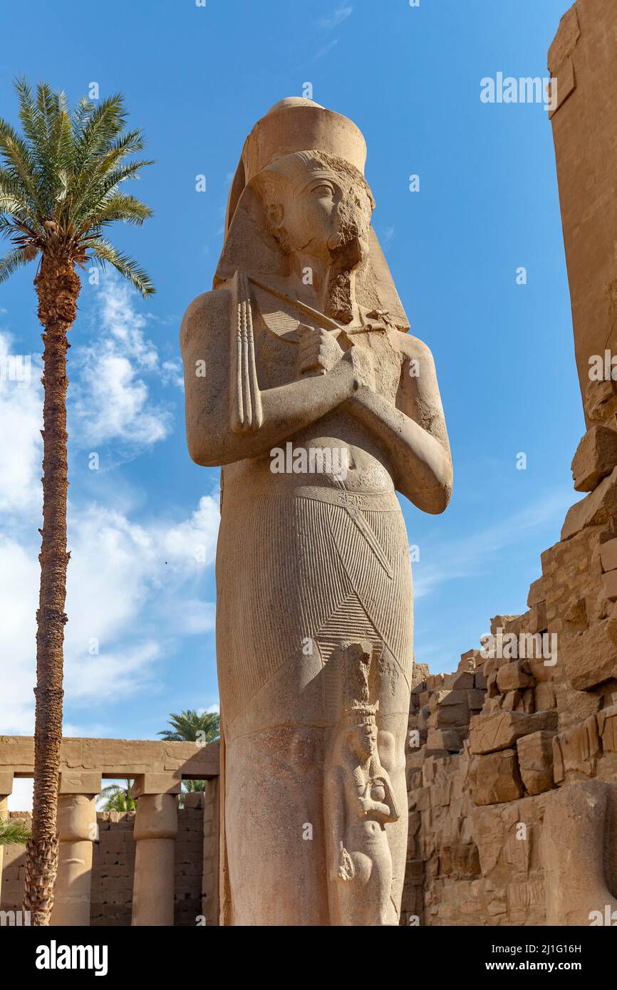 Statua di Rameses II dal secondo pilone di Karnak, Luxor Foto Stock