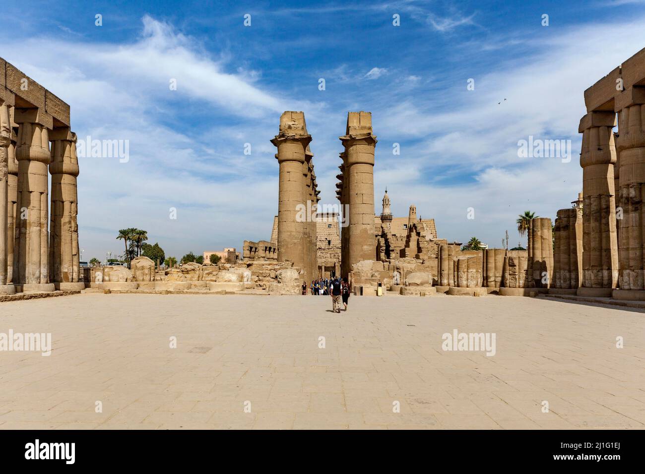 Colonnato processionale, visto dalla Corte del Sole di Amenhotep III, Tempio di Luxor Foto Stock