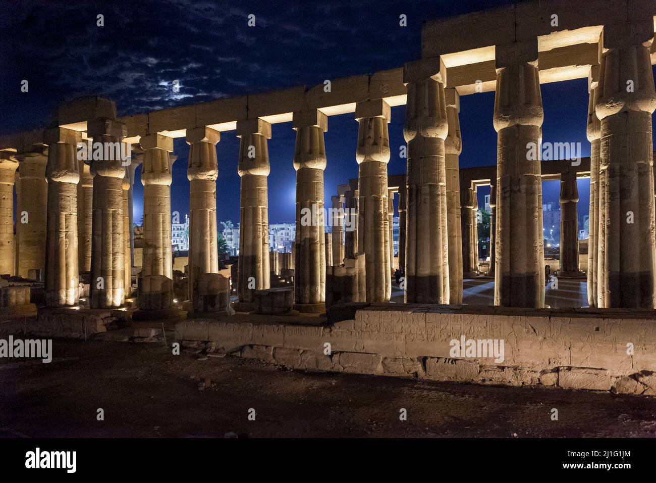 Colonne di papiro della Sala Ipotistica nella Corte di Amenhotep III di notte, Tempio di Luxor, Egitto Foto Stock