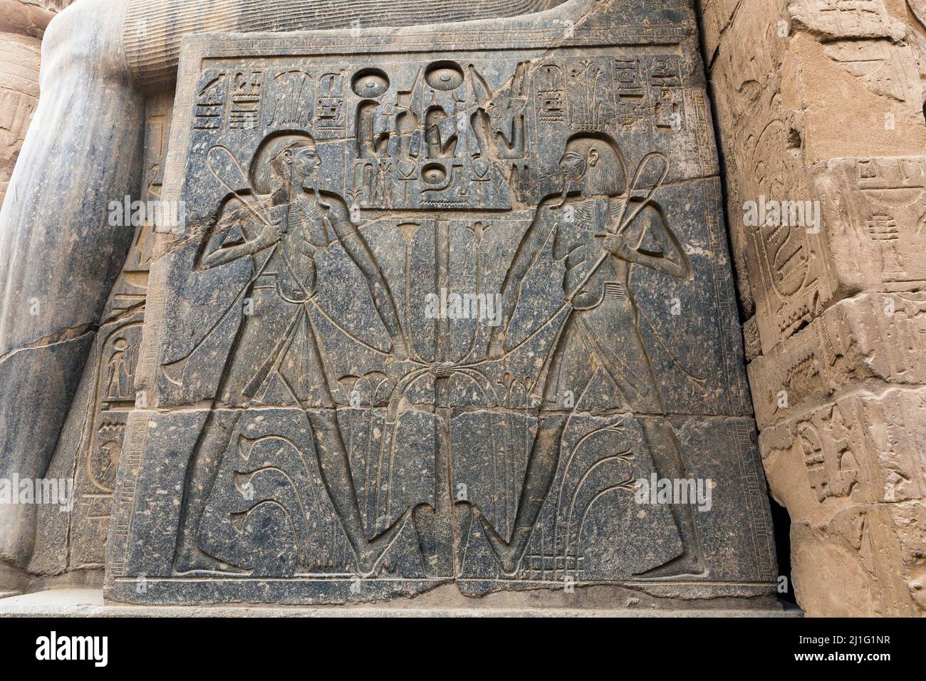 Scultura del Dio Egizio di Harvest, Hapi, cortile di Rameses II, Tempio di Luxor Foto Stock