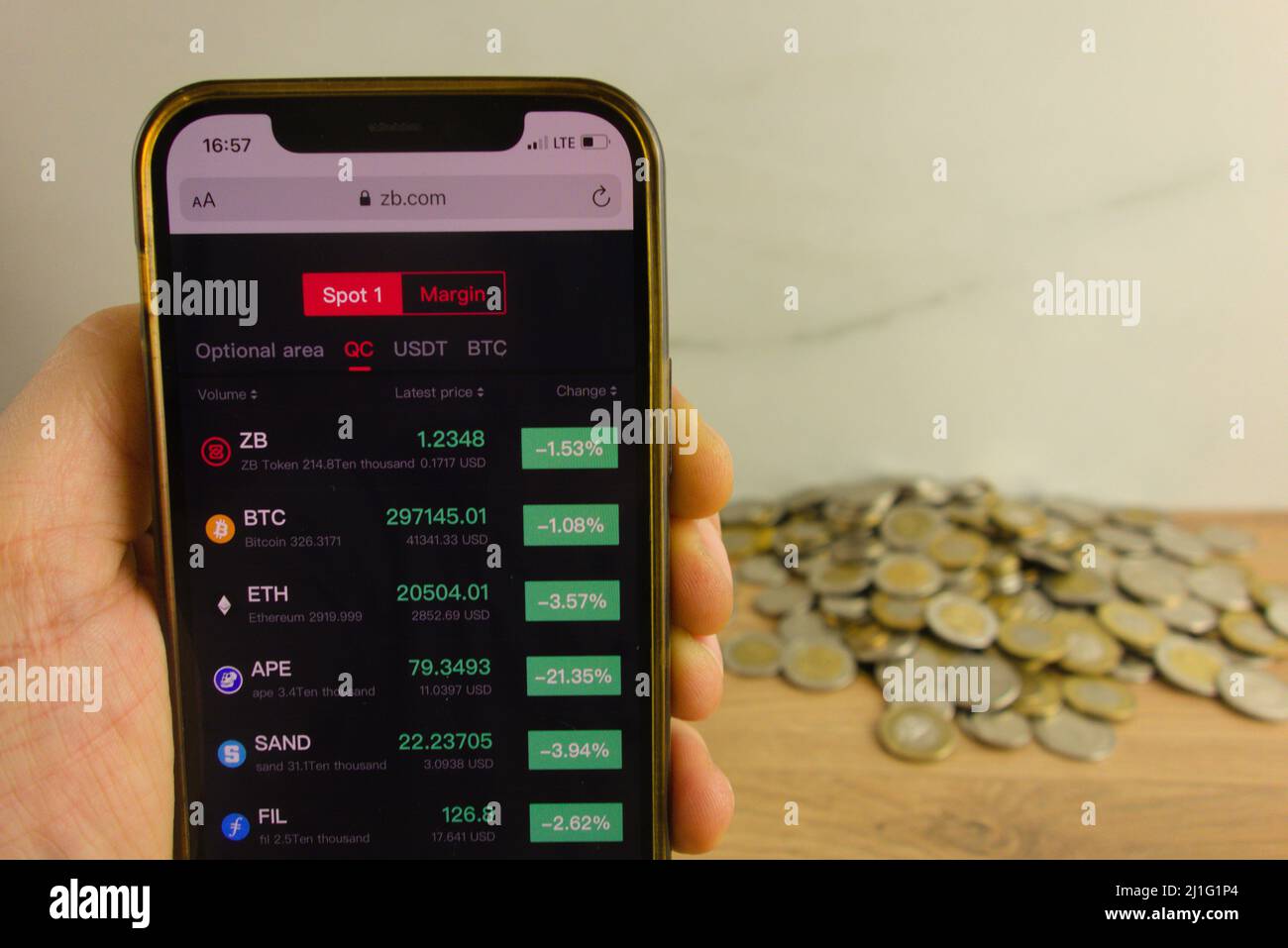 KONSKIE, POLONIA - 20 marzo 2022: zb.com sito di scambio criptovaluta su cellulare. Commercio in linea, concetto di tecnologia di blockchain Foto Stock