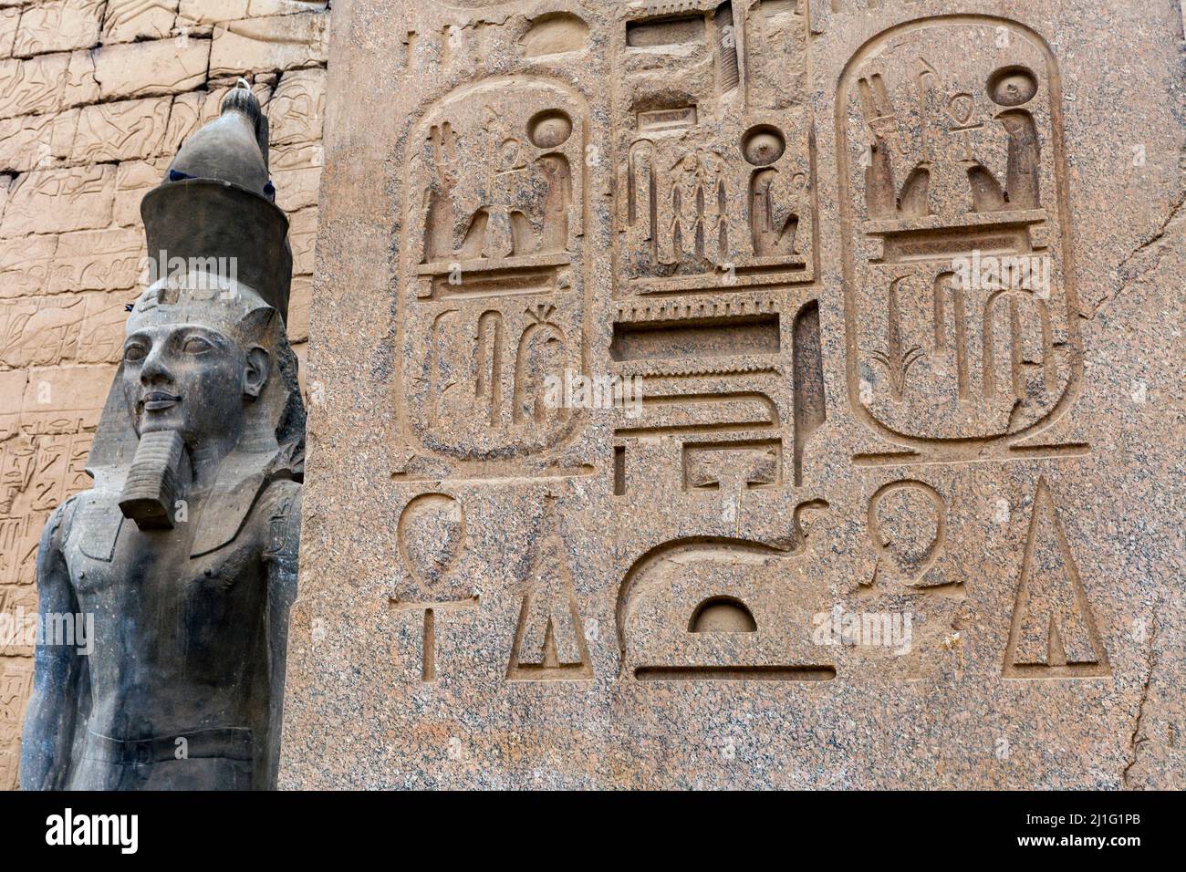 Statua di Ramses II e obelisco all'ingresso del primo pilone del tempio di Luxor Foto Stock