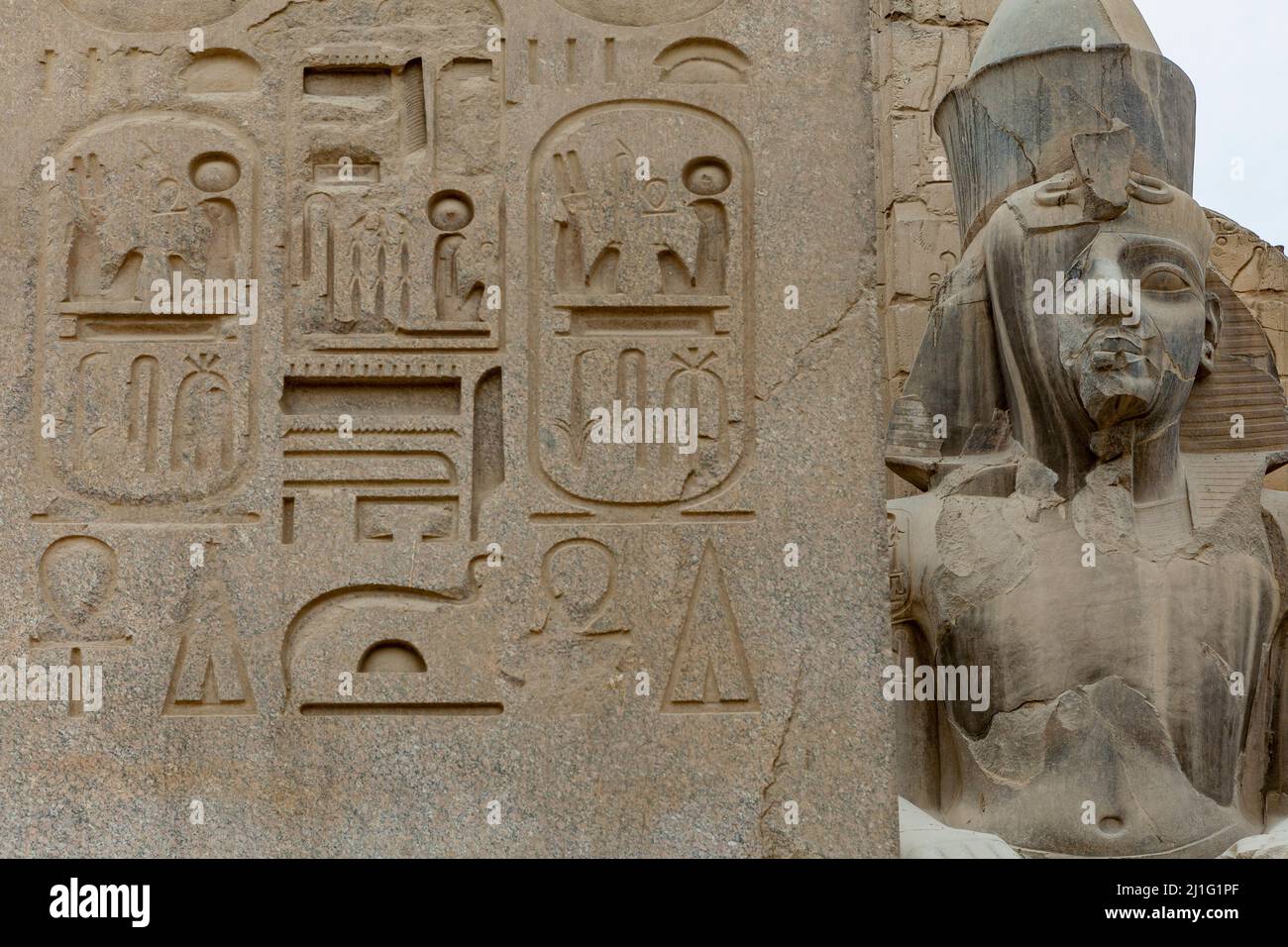 Statua di Ramses II e obelisco all'ingresso del primo pilone del tempio di Luxor Foto Stock
