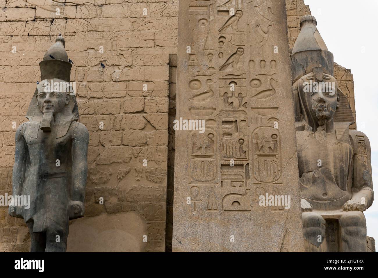 Statue di Ramses II e obelisco all'ingresso del primo pilone del tempio di Luxor Foto Stock