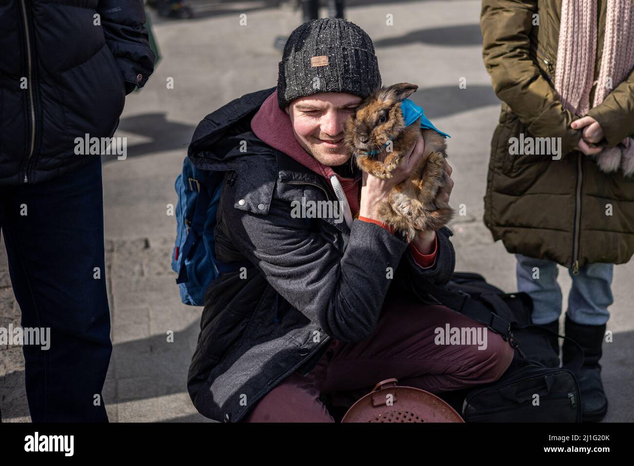 LVIV, UCRAINA - 12 marzo 2022: Catastrofe umanitaria durante la guerra in Ucraina. I rifugiati con un coniglio da compagnia provenienti dai territori dilaniati dalla guerra fuggono Foto Stock