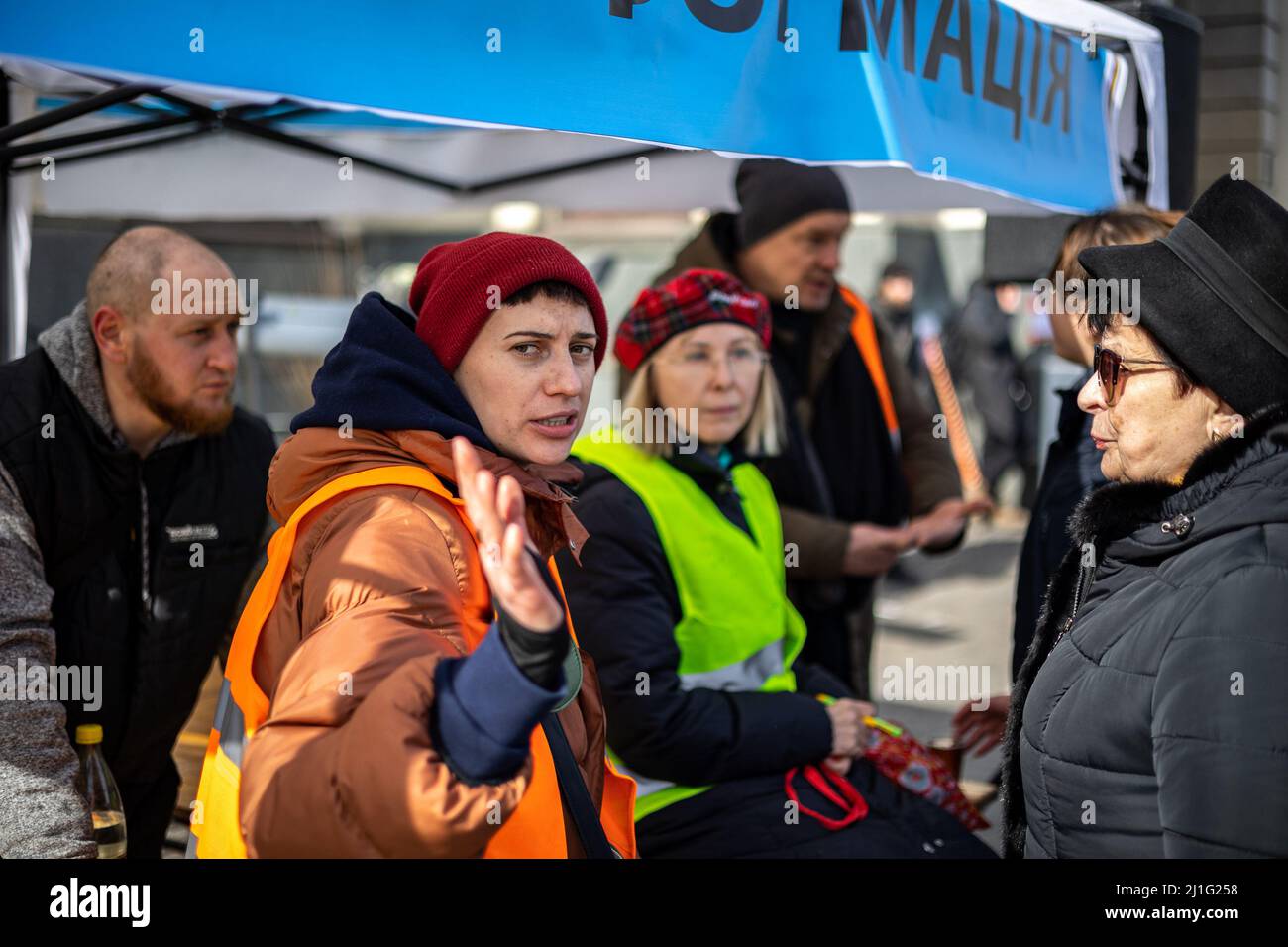LVIV, UCRAINA - 12 marzo 2022: Crisi umanitaria durante la guerra in Ucraina. Volontari che aiutano a ottenere informazioni migliaia di rifugiati fuggono dalla guerra Foto Stock