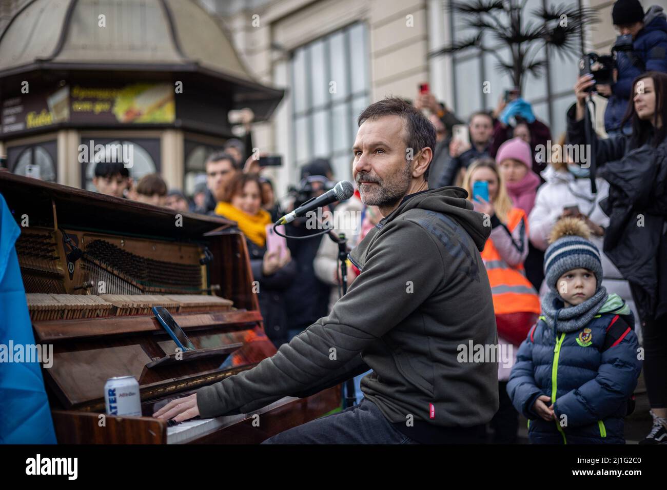 LVIV, UCRAINA - 12 marzo 2022: Concerto spontaneo del frontman di Okean Elzy Vyacheslav Vakarchuk alla stazione ferroviaria di Lviv per sostenere i rifugiati Foto Stock