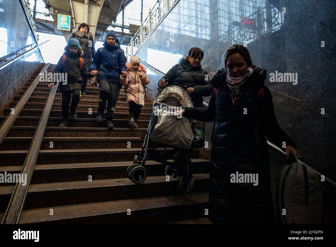 LVIV, UCRAINA - 14 marzo 2022: Catastrofe umanitaria durante la guerra di aggressione russa contro l'Ucraina. I rifugiati provenienti dai territori dilaniati dalla guerra lo sono Foto Stock