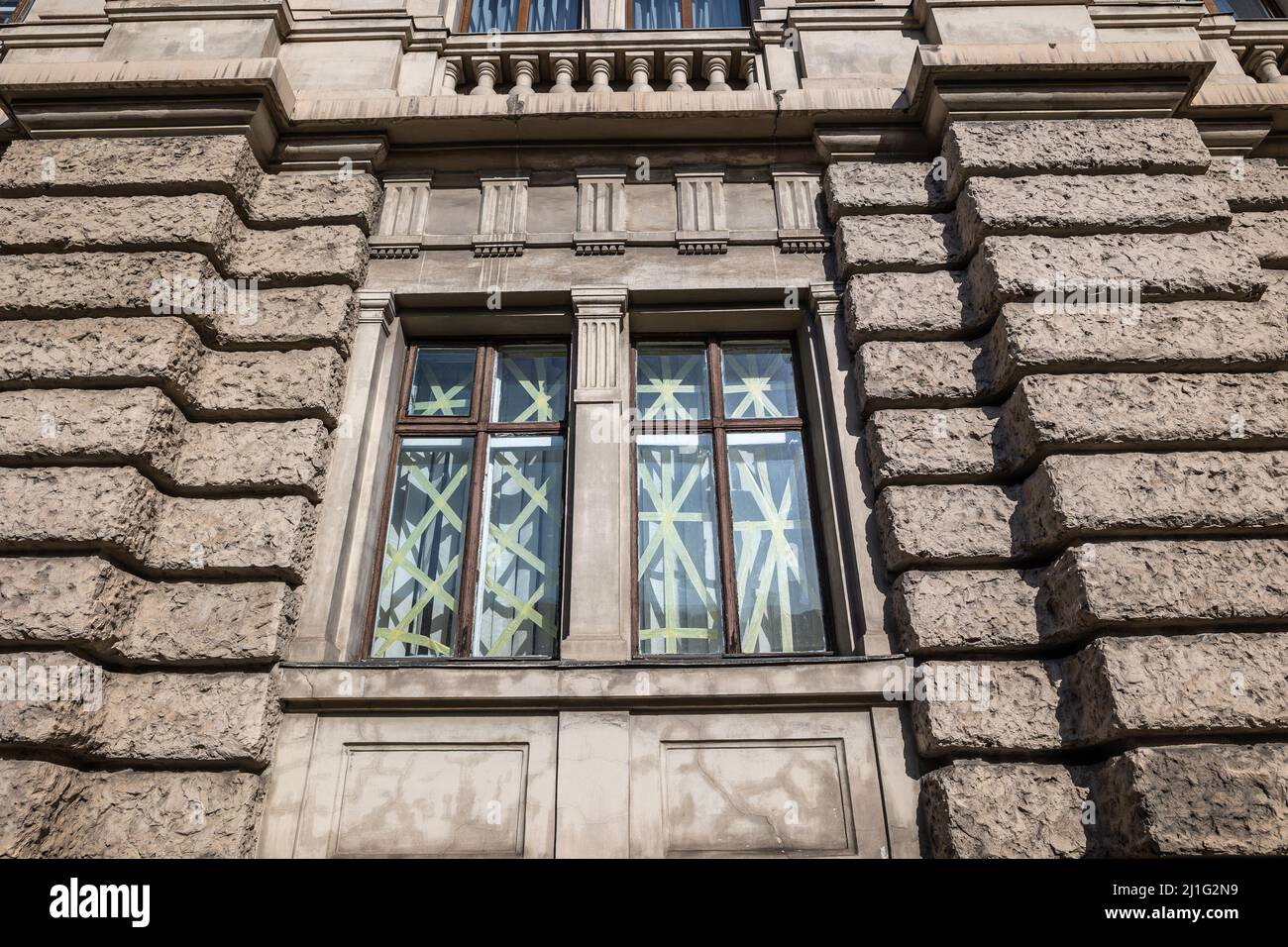 LVIV, UCRAINA - 20 marzo 2022: Le finestre del Teatro dell'Opera di Lviv sono incollate trasversalmente per proteggere il vetro dall'onda d'esplosione. La parte centrale di Foto Stock
