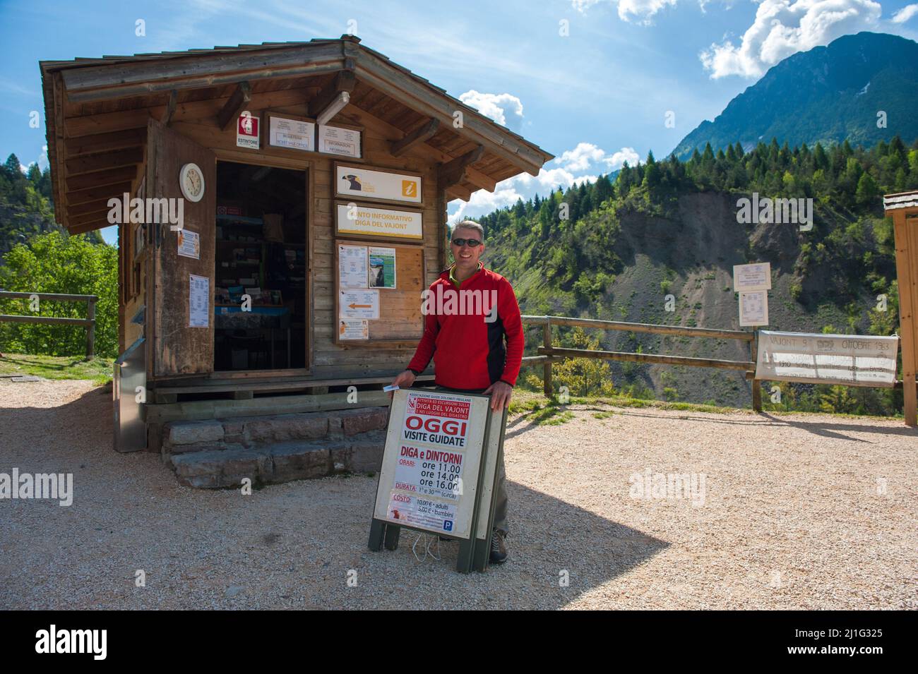 Erto e Casso (Pordenone), Italia 21/05/2016: Fabiano Bruna, guida naturalistica del Parco Naturale delle Dolomiti Friulane. Punto informativo sulla diga di Vajont. © Andrea Sabbadini Foto Stock