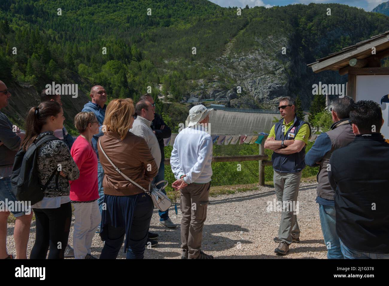 Erto e Casso (Pordenone), Italia 21/05/2016: Fabiano Bruna, guida naturalistica del Parco Naturale delle Dolomiti Friulane, con un gruppo di visitatori. Punto informativo sulla diga di Vajont. © Andrea Sabbadini Foto Stock