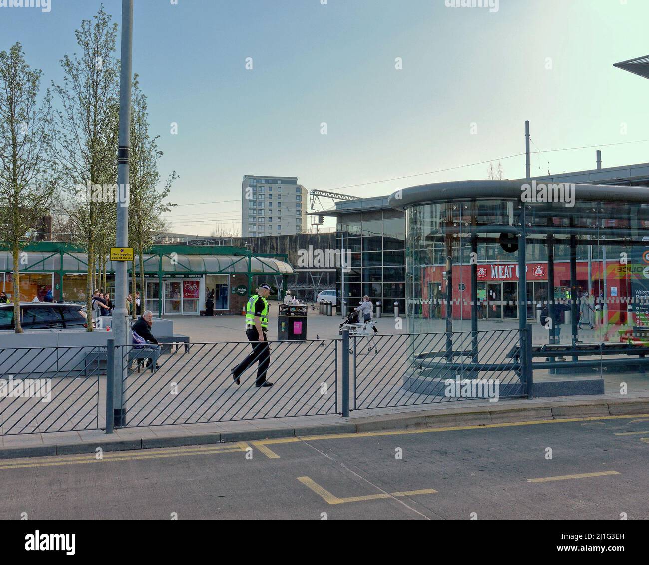 Glasgow, Scozia, Regno Unito. 25th Mar 2022. Deliveroo driver lotta ha visto la polizia chiamato al supermercato Morrissons in partick. Credit: gerard Ferry/Alamy Live News Foto Stock