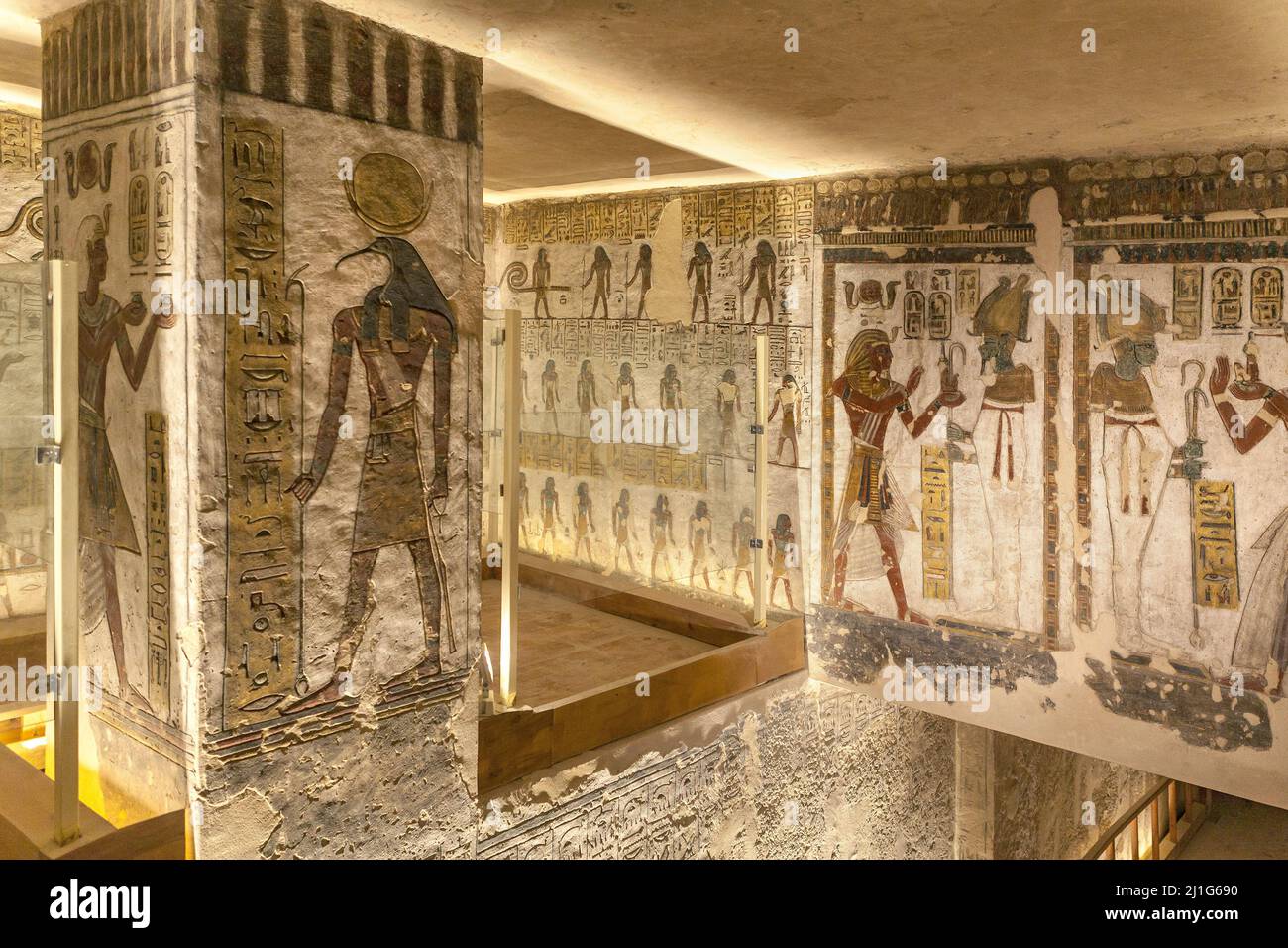Ramesse III fare offerte a Thoth e Osiride nella camera a quattro pilastri della tomba KV11, decorata con il Libro delle Porte, Valle dei Re Foto Stock