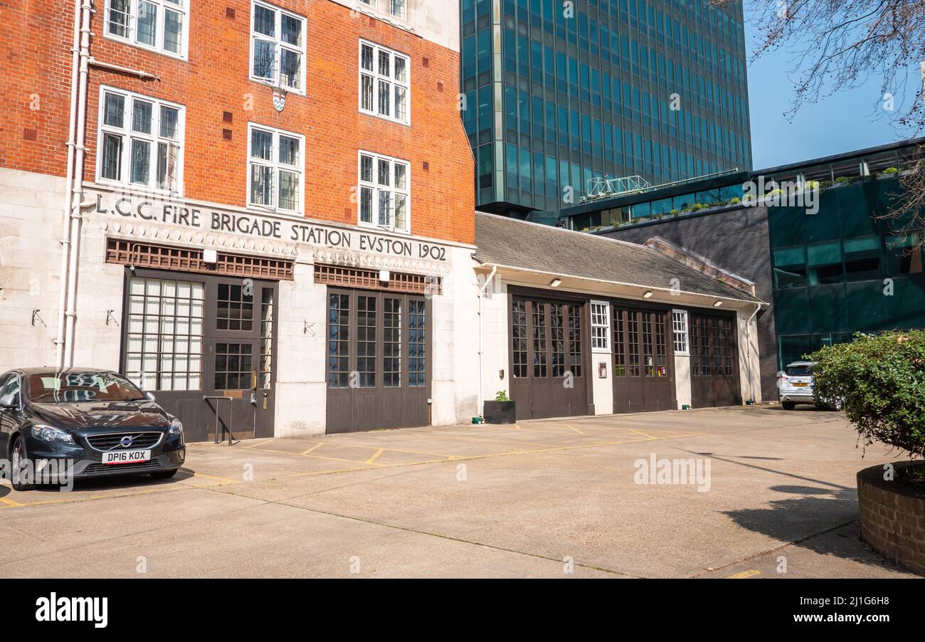 London Fire Service, Euston. Il piazzale e la facciata del ramo Euston della London Fire Brigade. Foto Stock