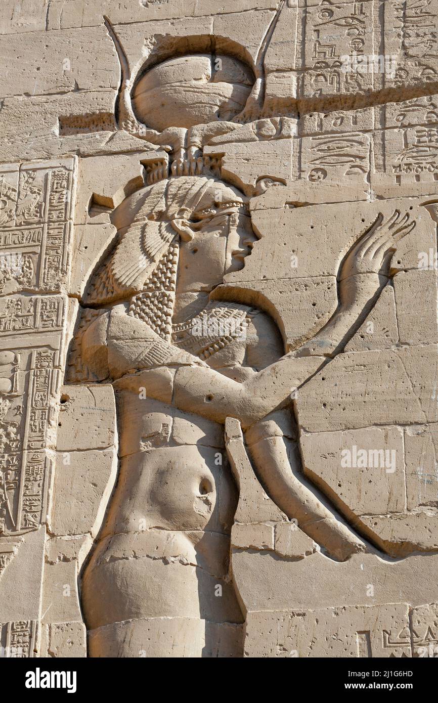 Scultura di Iside sulla torre orientale del secondo pilone nel Tempio di Iside a Filae Foto Stock