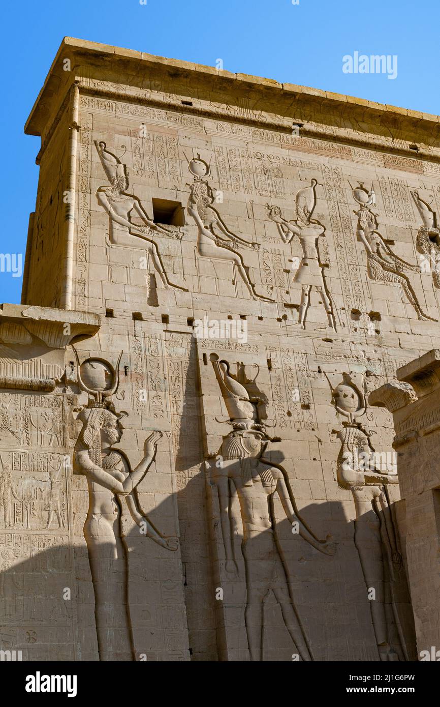 Sculture di Hathor, Iside e Horus sulla torre orientale del primo pilone del Tempio di Iside a Filae Foto Stock