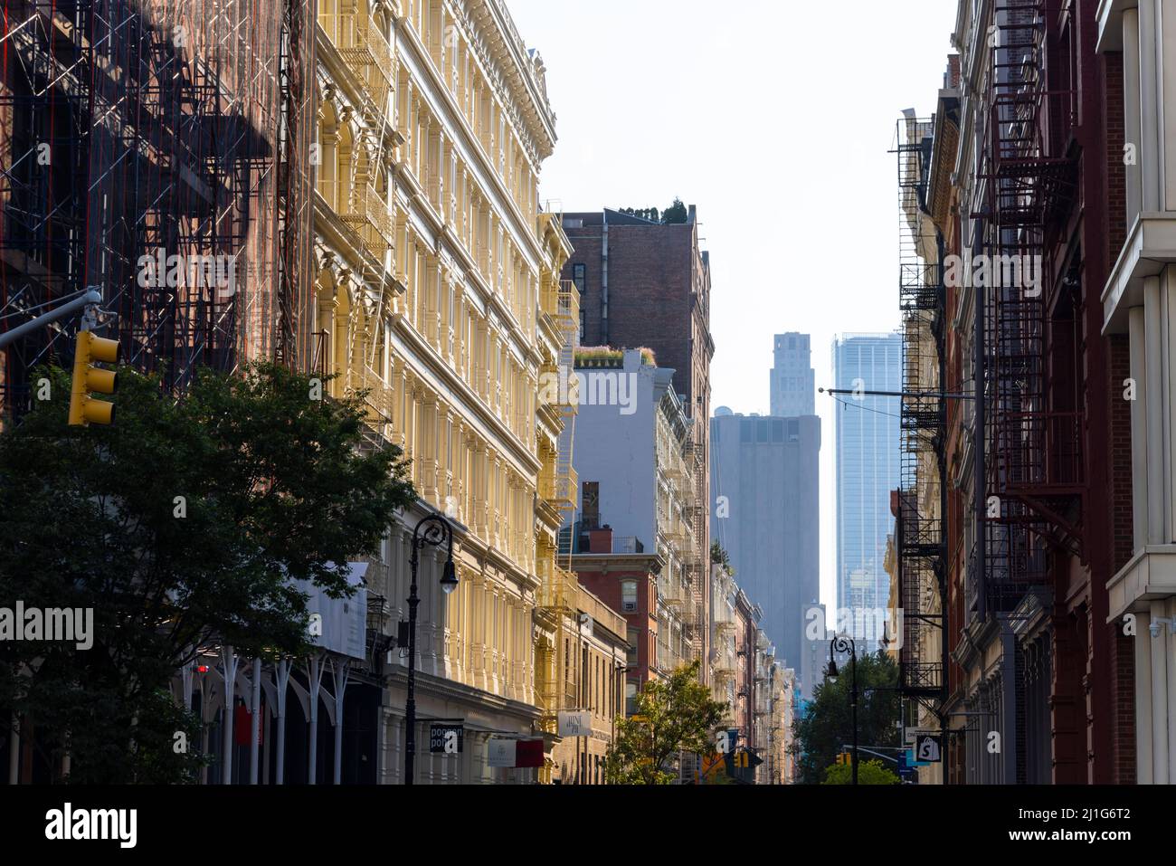 File di edifici Loft si trovano lungo la strada a SOHO NYC Foto Stock