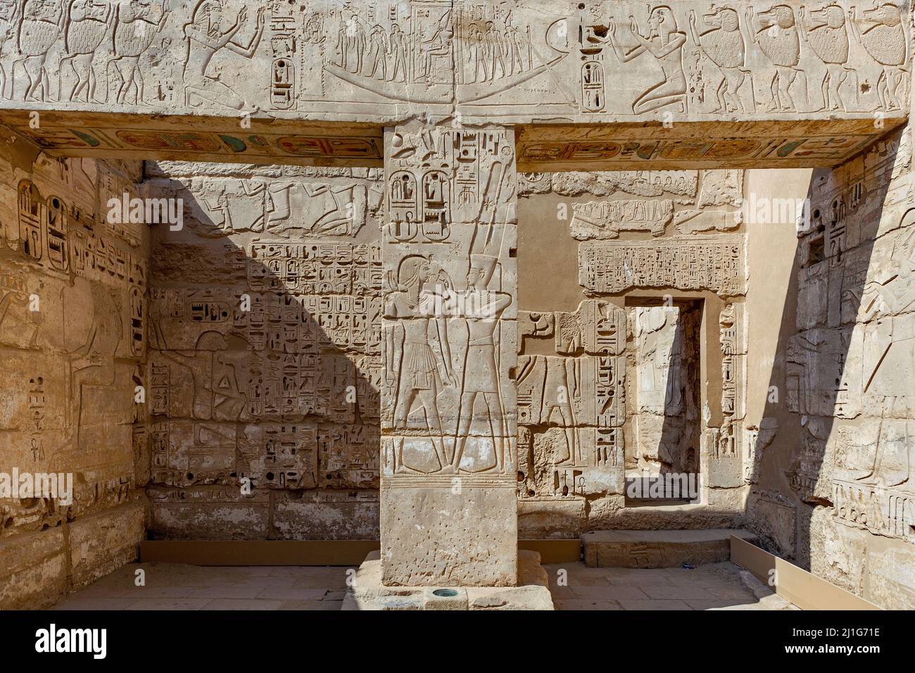 Sculture murali in una cappella del Tempio mortuario di Ramesses III, Medinet Habu Foto Stock