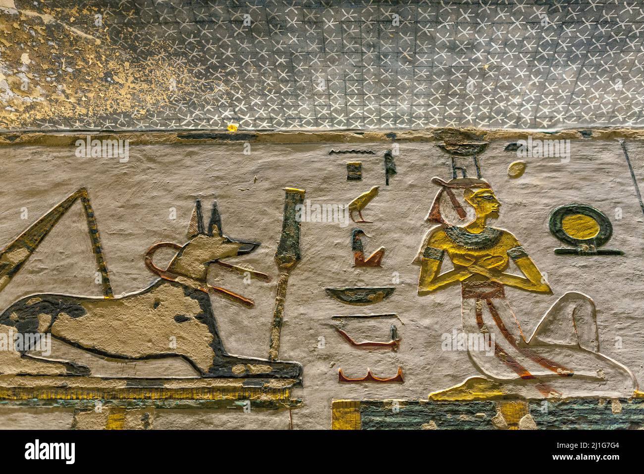 Soffitti stellari decorativi e pitture murali di Anubis e Nefthys nella tomba di Ramesses III, KV11, la Valle dei Re Foto Stock