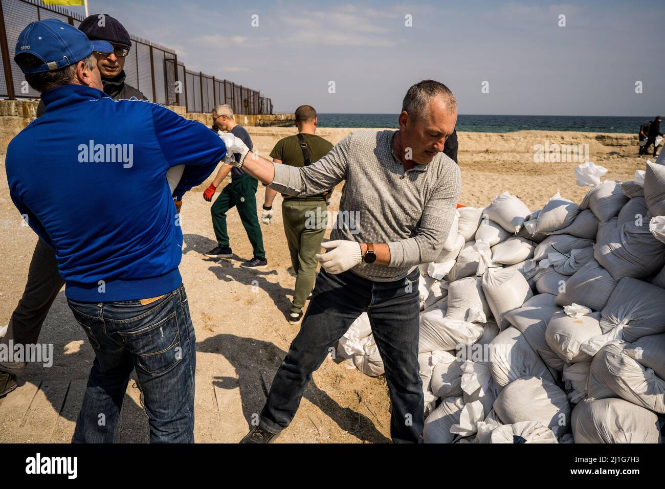 Odessa, Ucraina. 25th Mar 2022. Volontari che passano sacchi pieni di sabbia a Odessa, Ucraina il 25 marzo 2022. Credit: ZUMA Press, Inc./Alamy Live News Foto Stock