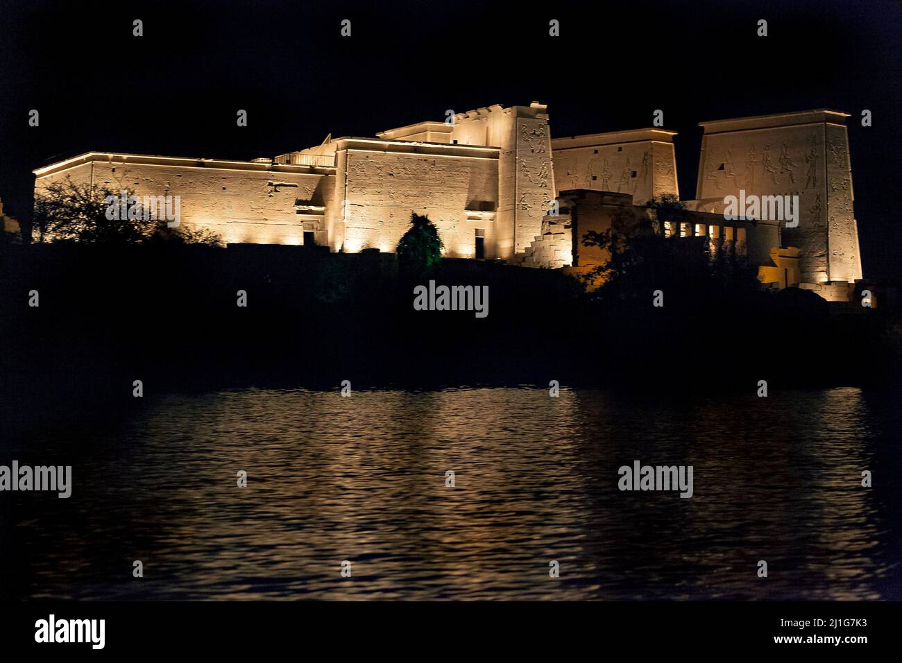 Il Tempio di Iside a Philae, illuminato di notte Foto Stock