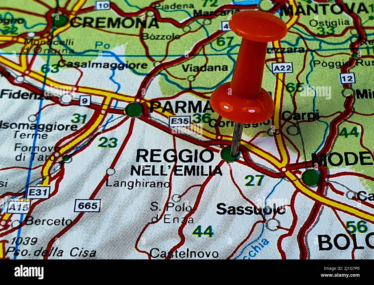 Una puntina rossa su Reggio City in Italia della mappa del mondo Foto Stock