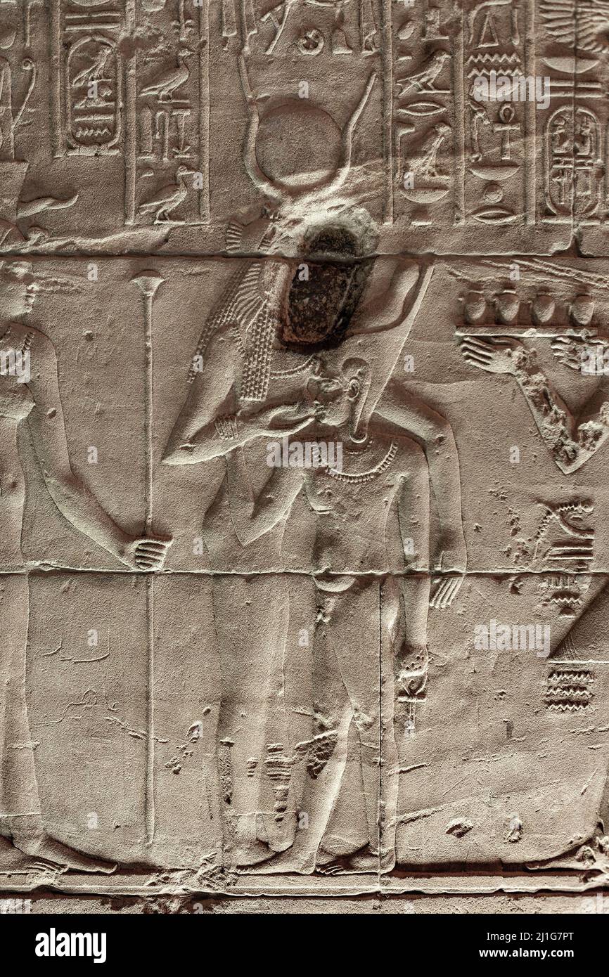 La dea Hathor o Isis che allattava al seno un faraone tolemaico, si è defacciata e sostituita con un dipinto della Vergine Maria nel Tempio di Iside a Philae Foto Stock