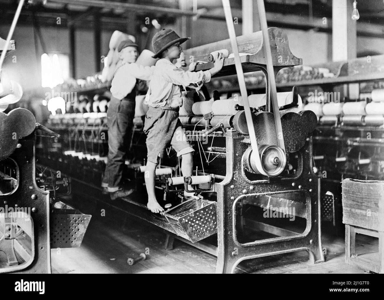 Doffer Boys, Macon, Georgia di Lewis Hine (1874-1940), 1908. La fotografia mostra i ragazzi giovani che lavorano in un mulino di cotone come lavoro infantile Foto Stock