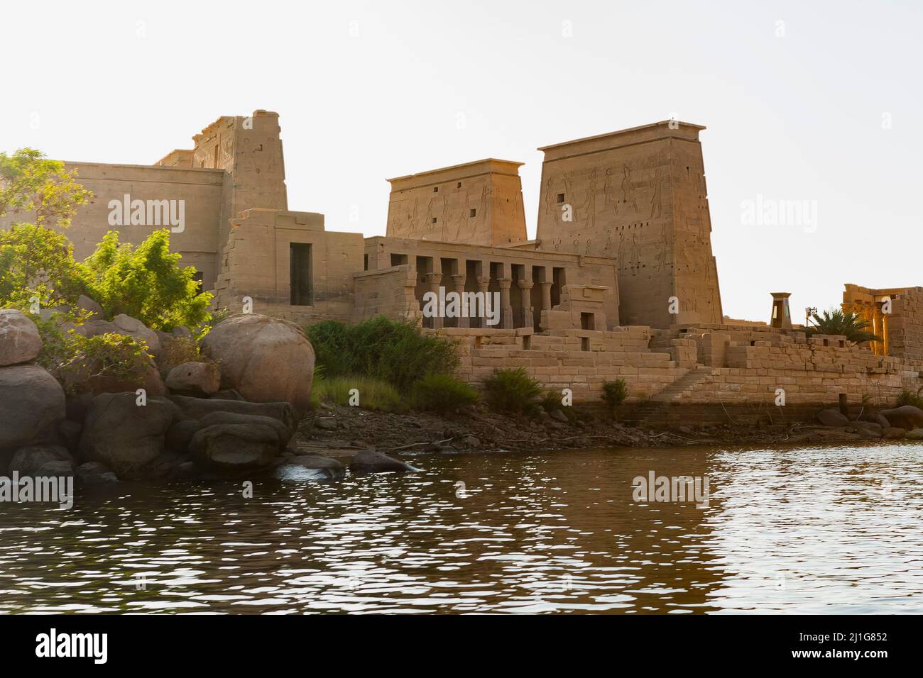 Il complesso del tempio a Philae, visto dal Nilo, Assuan Foto Stock