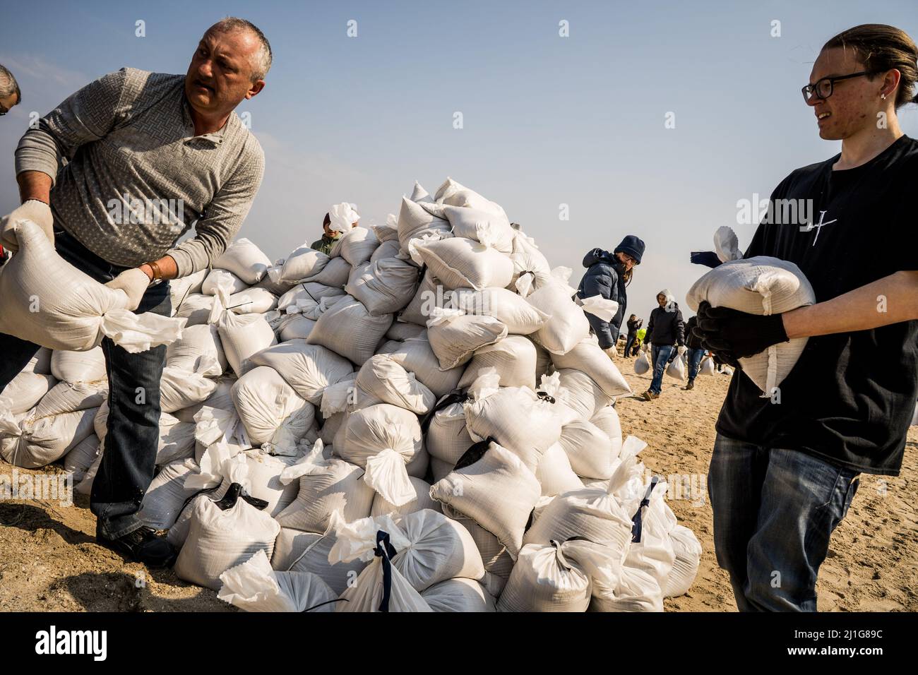 Odessa, Ucraina. 25th Mar 2022. Volontari che passano sacchi pieni di sabbia a Odessa, Ucraina il 25 marzo 2022. Credit: ZUMA Press, Inc./Alamy Live News Foto Stock