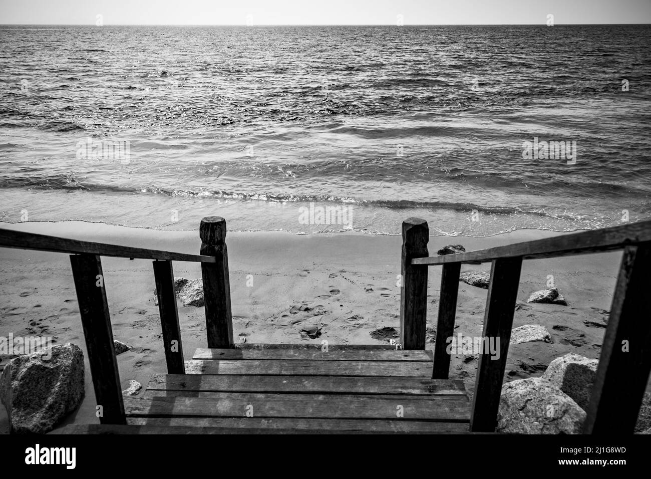 Mare e sentiero a raggiera per la spiaggia. Paesaggio bianco e nero Foto Stock