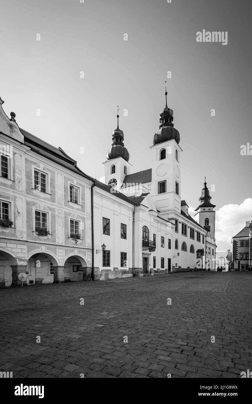 Vecchia piazza nella città di Telc, Czechia. Scenario bianco e nero Foto Stock