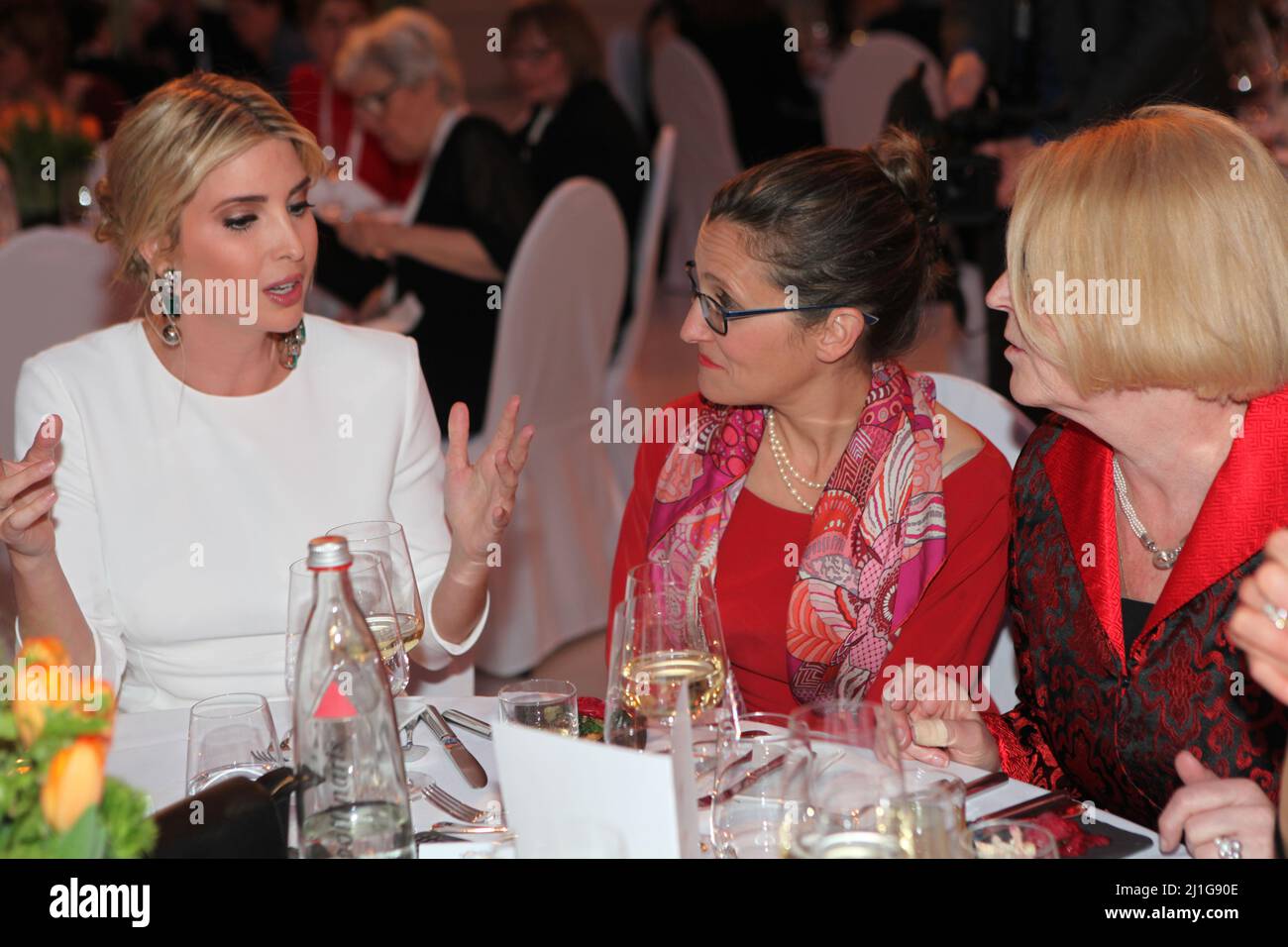 La prima figlia degli Stati Uniti, Ivanka Trump, a sinistra, chiacchierava con il ministro degli Esteri canadese, Chrystia Freeland, Center, e con Mona Kueppers, presidente del Consiglio tedesco delle donne, durante un gala successivo al vertice del W20, il 25 aprile 2017, a Berlino, Germania. Foto Stock