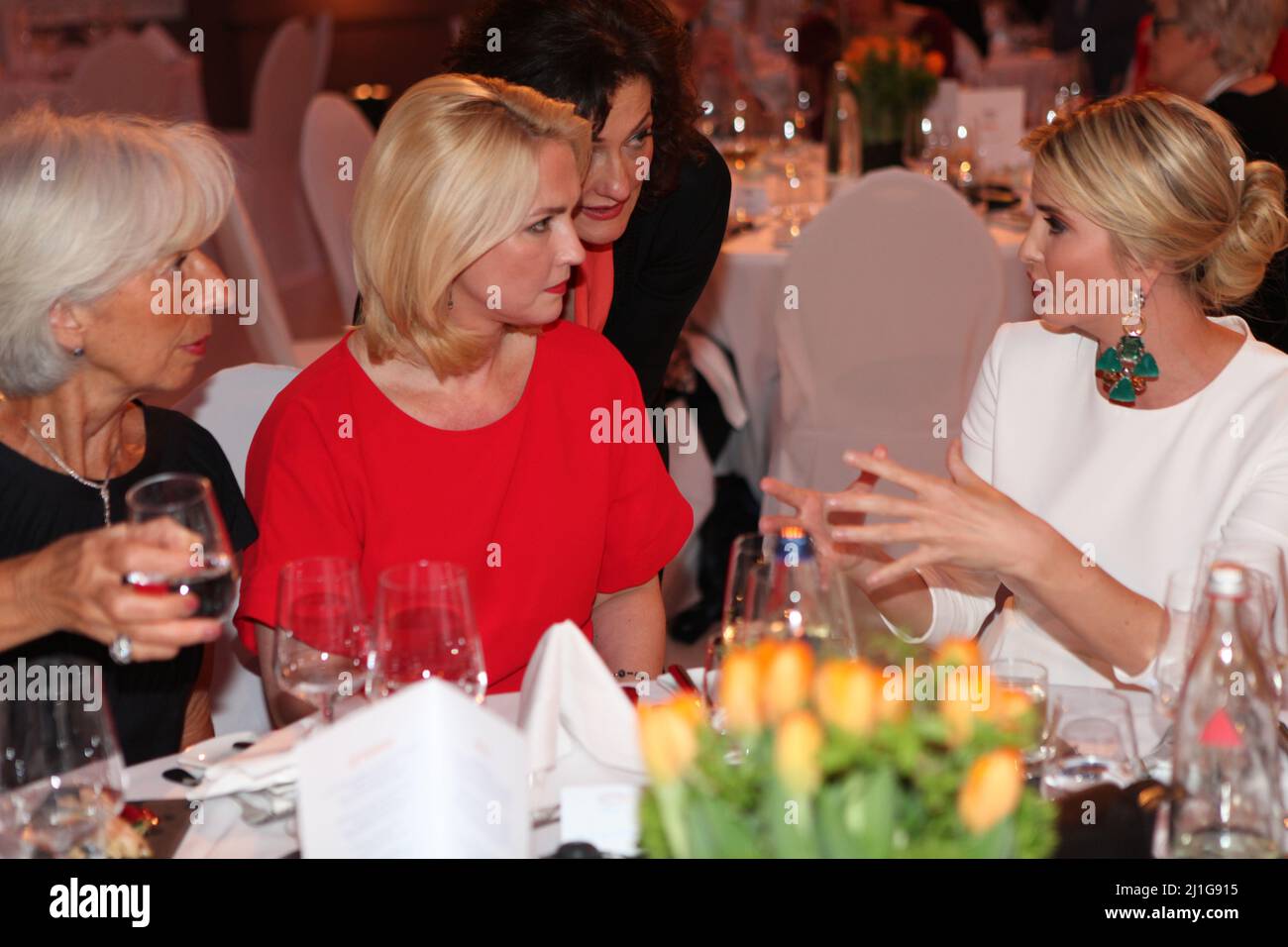 La prima figlia degli Stati Uniti, Ivanka Trump, a destra, chiacchiera con il ministro tedesco della Famiglia Manuela Schwesig, Center, e amministratore delegato del Fondo monetario internazionale Christine Lagarde, a sinistra, durante un Gala dopo il Summit W20 del 25 aprile 2017 a Berlino, Germania. Foto Stock