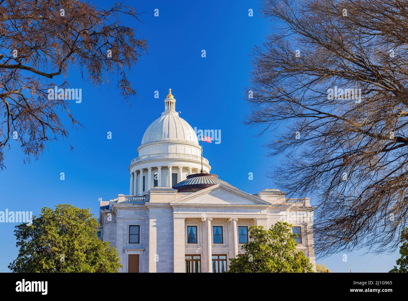 Vista soleggiata dell'edificio del Campidoglio dell'Arkansas Foto Stock