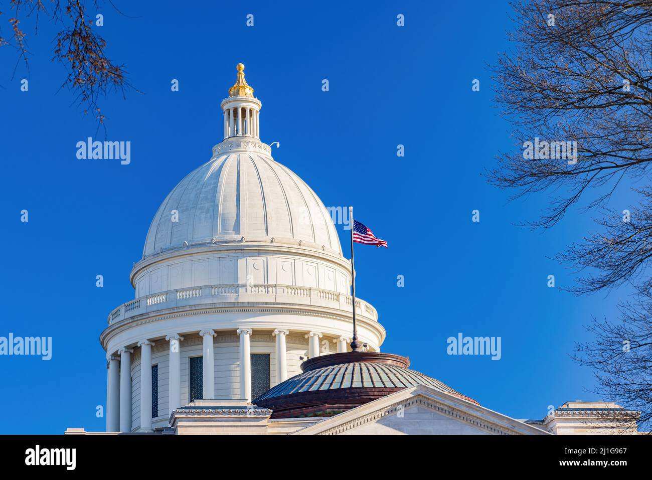 Vista soleggiata dell'edificio del Campidoglio dell'Arkansas Foto Stock