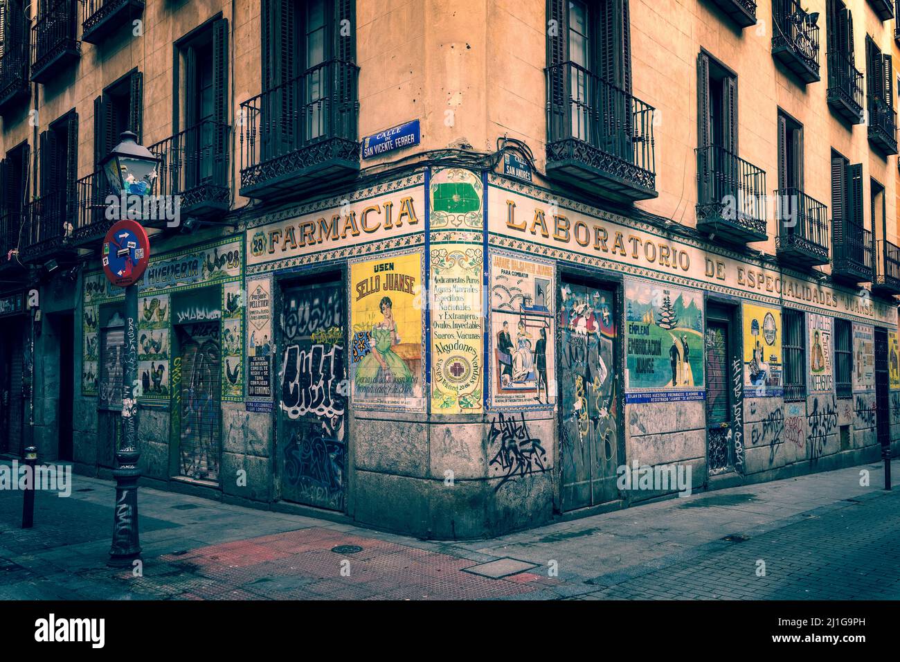 Azulejos vintage su un muro di farmacia a Madrid, Spagna Foto Stock