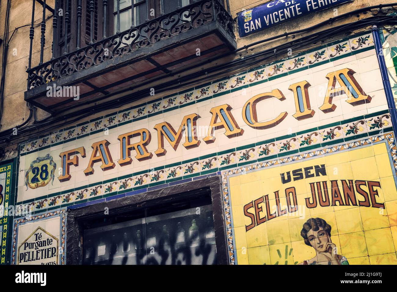 Firma farmacia vintage su piastrelle di ceramica a Madrid, Spagna Foto Stock