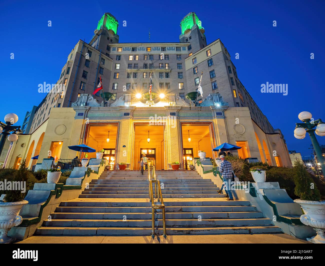 Arkansas, MAR 19 2022 - Vista notturna dello storico Arlington Resort Hotel and Spa Foto Stock
