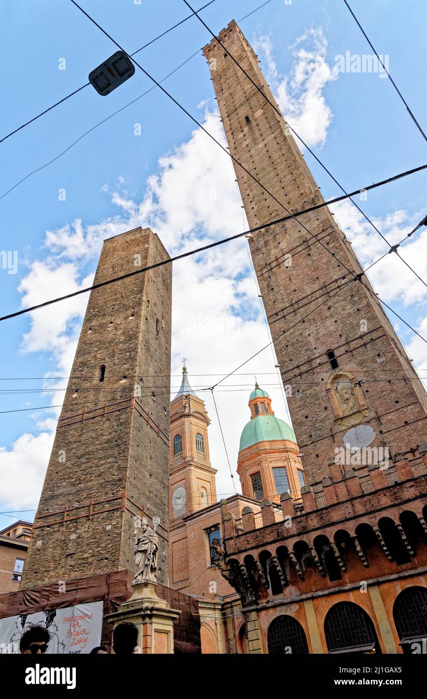 Due Torri, Asinelli e Garisenda, simboli delle torri medievali bolognesi. Bologna, Italia, 5th marzo 2022 Foto Stock