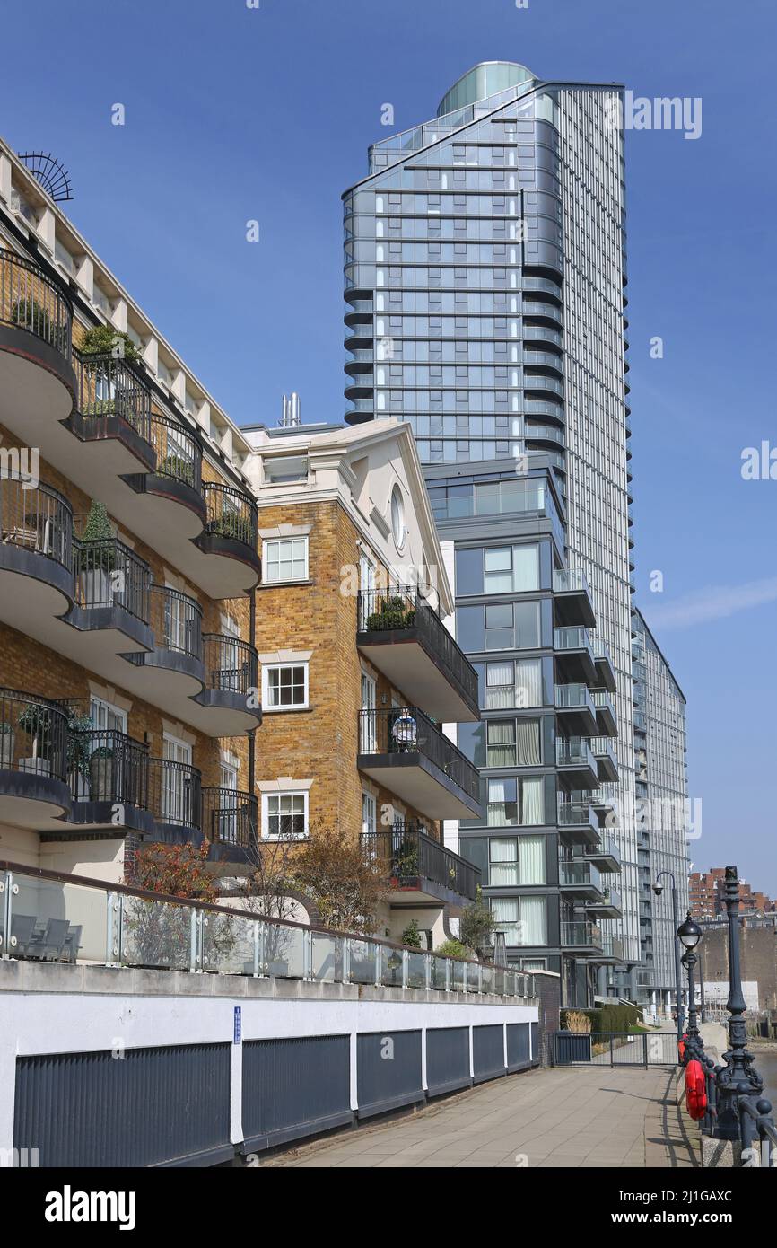 Appartamenti Riverside e One Waterfront Drive, la nuova torre di appartamenti a Chelsea Harbour, Londra, Regno Unito. Penthouse ha detto di essere di proprietà di Roman Abramovich Foto Stock