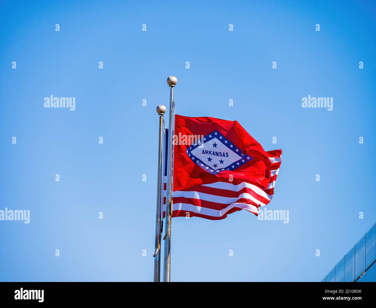 Primo piano della bandiera americana e dell'Arkansas che oscilla a Little Rock Foto Stock