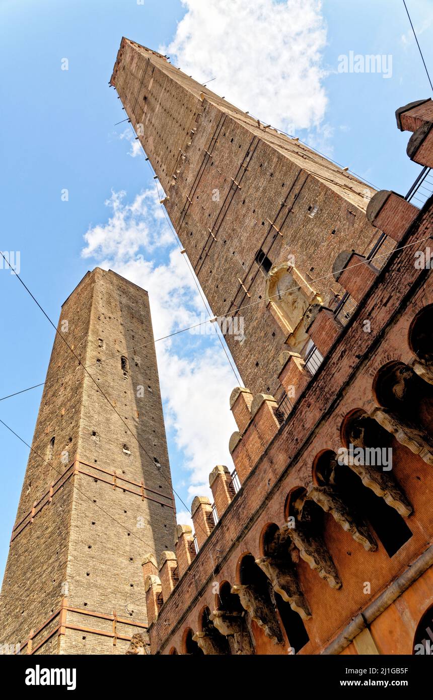 Due Torri, Asinelli e Garisenda, simboli delle torri medievali bolognesi. Bologna, Italia, 5th marzo 2022 Foto Stock
