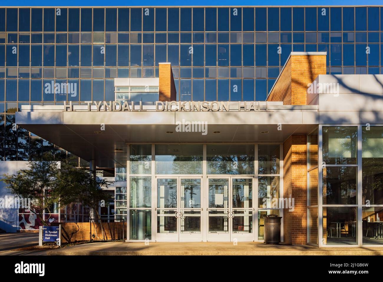 Arkansas, MAR 19 2022 - Sunny view of the H Tyndall Dickinson Hall of University of Arkansas Foto Stock
