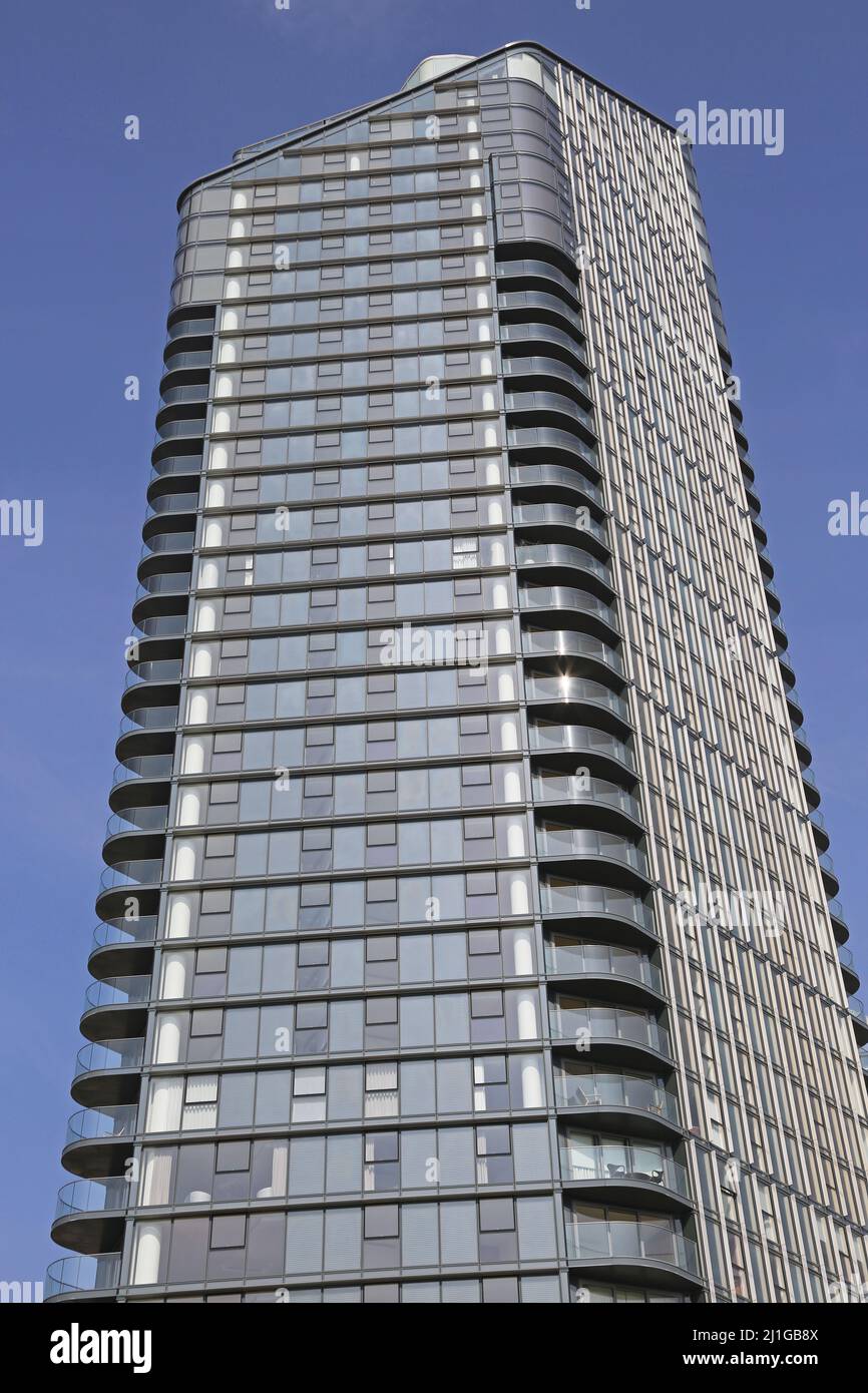 One Waterfront Drive, la nuova torre di appartamenti a Chelsea Harbour, Londra, Regno Unito. Penthouse ha detto di essere di proprietà di Roman Abramovich Foto Stock