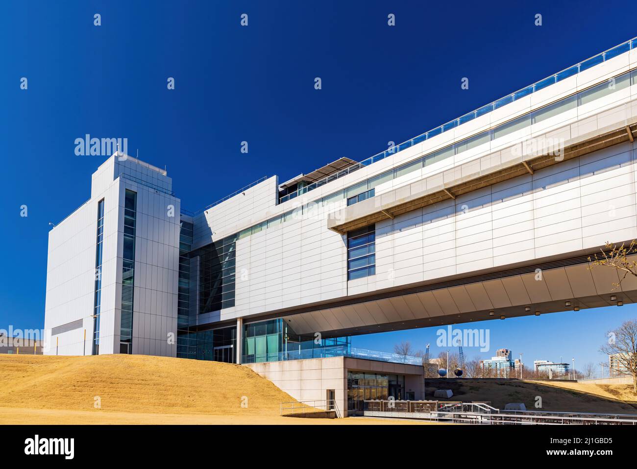 Arkansas, MAR 19 2022 - Vista soleggiato della moderna Biblioteca e Museo William J. Clinton Foto Stock