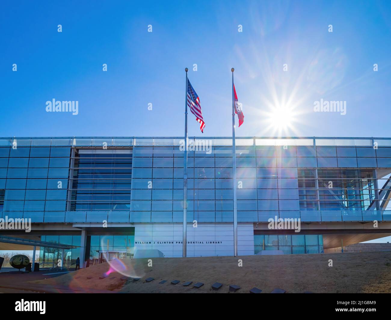 Arkansas, MAR 19 2022 - Vista soleggiato della moderna Biblioteca e Museo William J. Clinton Foto Stock