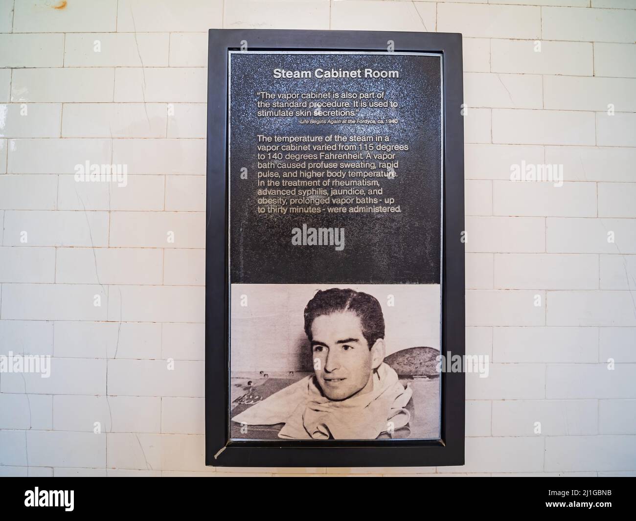 Arkansas, MAR 19 2022 - Vista interna della stanza del gabinetto del vapore nel centro visitatori di Fordyce Bathhouse Foto Stock