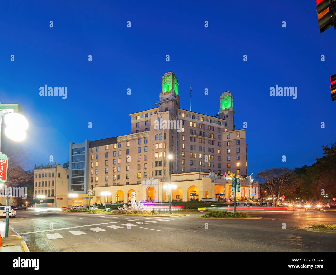 Arkansas, MAR 19 2022 - Vista notturna dello storico Arlington Resort Hotel and Spa Foto Stock