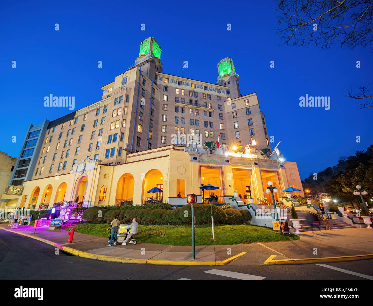 Arkansas, MAR 19 2022 - Vista notturna dello storico Arlington Resort Hotel and Spa Foto Stock